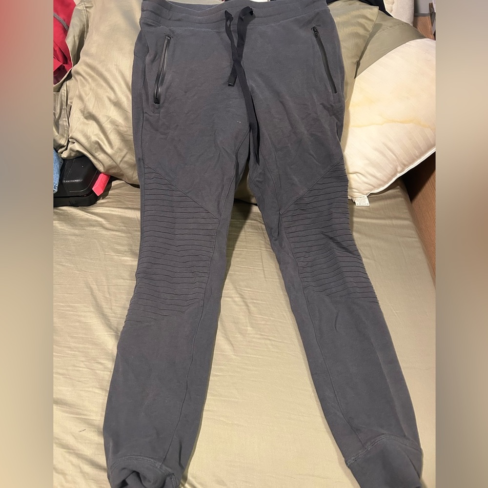 Alo yoga jogger with texture and pockets